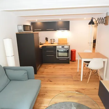 Newly Renovated With Small Garden & Service Appartement *