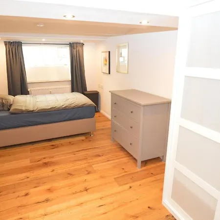 Newly Renovated With Small Garden & Service Lejlighed *